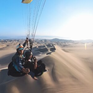 Vuelos en parapente sobre la laguna de Huacachina y su desierto